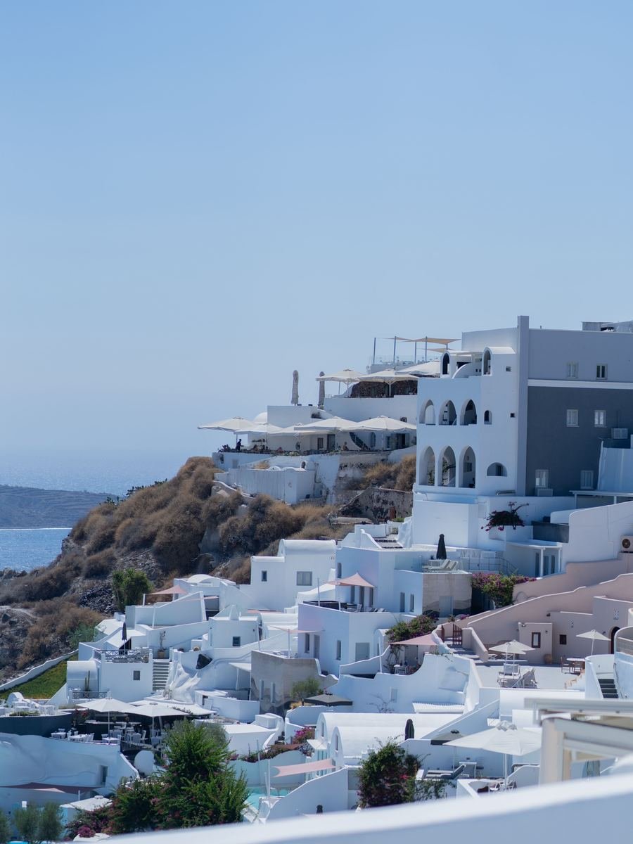 Pueblo blanco griego sobre el mar