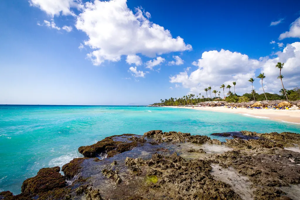 Playa de arena blanca y agua cristalina en Punta Cana